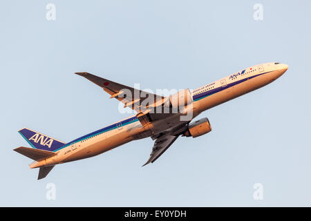 FRANKFURT, Deutschland - 17 Juli: Boeing 777-300ER der All Nippon Airways nach dem Start am Flughafen Frankfurt Stockfoto