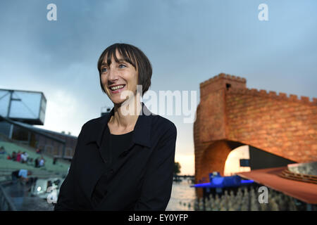 Elisabeth Sobotka, die künstlerischen Direktor des österreichischen Bregenzer Festspiele steht ein Interview zu geben, bevor die schwimmende Bühne wo der Hintergrund aus der Oper "Turandot" ersichtlich 17. Juli 2015 in Bregenz, Österreich. Am 22. Juli 2015 She öffnet eine neue Saison der Bregenzer Festspiele am Bodensee. Foto: Felix Kaestle/dpa Stockfoto