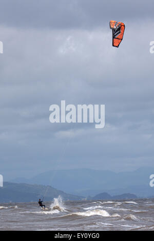 Morecambe, Lancashire, UK. 19. Juli 2015. Starke Brise holte Windsurfer auf Morecambe Bay, die Batterie, das ist ein beliebter Treffpunkt im Norden Englands bei Windsurfern Credit: David Billinge/Alamy Live News Stockfoto