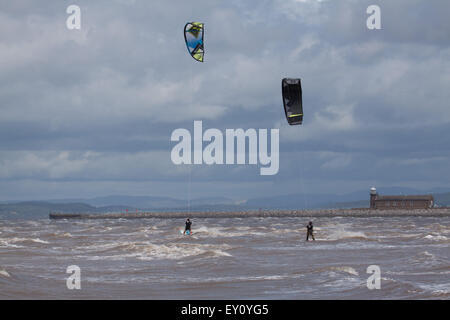 Morecambe, Lancashire, UK. 19. Juli 2015. Starke Brise holte Windsurfer auf Morecambe Bay, die Batterie, das ist ein beliebter Treffpunkt im Norden Englands bei Windsurfern Credit: David Billinge/Alamy Live News Stockfoto