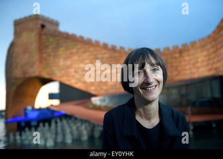 Elisabeth Sobotka, die künstlerischen Direktor des österreichischen Bregenzer Festspiele steht ein Interview zu geben, bevor die schwimmende Bühne wo der Hintergrund aus der Oper "Turandot" ersichtlich 17. Juli 2015 in Bregenz, Österreich. Am 22. Juli 2015 She öffnet eine neue Saison der Bregenzer Festspiele am Bodensee. Foto: Felix Kaestle/dpa Stockfoto