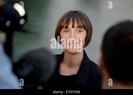 Elisabeth Sobotka, die künstlerischen Direktor des österreichischen Bregenzer Festspiele steht ein Interview zu geben, bevor die schwimmende Bühne wo der Hintergrund aus der Oper "Turandot" ersichtlich 17. Juli 2015 in Bregenz, Österreich. Am 22. Juli 2015 She öffnet eine neue Saison der Bregenzer Festspiele am Bodensee. Foto: Felix Kaestle/dpa Stockfoto