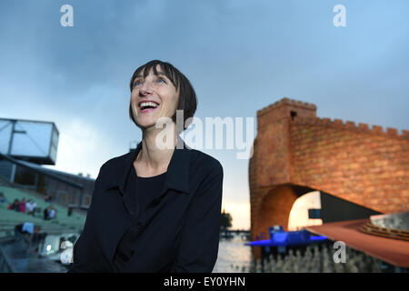 Elisabeth Sobotka, die künstlerischen Direktor des österreichischen Bregenzer Festspiele steht ein Interview zu geben, bevor die schwimmende Bühne wo der Hintergrund aus der Oper "Turandot" ersichtlich 17. Juli 2015 in Bregenz, Österreich. Am 22. Juli 2015 She öffnet eine neue Saison der Bregenzer Festspiele am Bodensee. Foto: Felix Kaestle/dpa Stockfoto