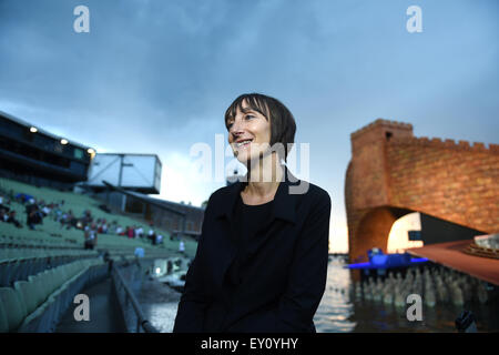 Elisabeth Sobotka, die künstlerischen Direktor des österreichischen Bregenzer Festspiele steht ein Interview zu geben, bevor die schwimmende Bühne wo der Hintergrund aus der Oper "Turandot" ersichtlich 17. Juli 2015 in Bregenz, Österreich. Am 22. Juli 2015 She öffnet eine neue Saison der Bregenzer Festspiele am Bodensee. Foto: Felix Kaestle/dpa Stockfoto