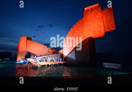 Bregenz, Österreich. 17. Juli 2015. Dem Hintergrund einer Illuimated roten Mauer von China in einer Presse Vorführung der Oper "Turandot" auf auf der Seebühne in Bregenz, Österreich, 17. Juli 2015. Die Premiere der Oper von Puccini wird am 22. Juli 2015. Foto: Felix Kaestle/Dpa/Alamy Live News Stockfoto