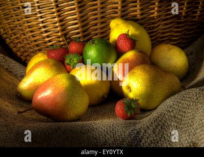 Obst am hessischen gegen einen Weidenkorb. Stockfoto