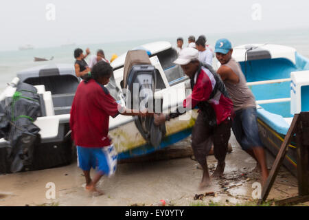 Lokale Fischer Boote aus dem Wasser ziehen, denn Hurrikan Ida to Big Corn Island, Nicaragua Coming Stockfoto