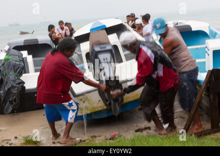 Lokale Fischer Boote aus dem Wasser ziehen, denn Hurrikan Ida to Big Corn Island, Nicaragua Coming Stockfoto