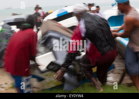 Lokale Fischer Boote aus dem Wasser ziehen, denn Hurrikan Ida to Big Corn Island, Nicaragua Coming Stockfoto