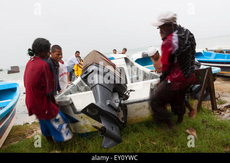 Lokale Fischer Boote aus dem Wasser ziehen, denn Hurrikan Ida to Big Corn Island, Nicaragua Coming Stockfoto