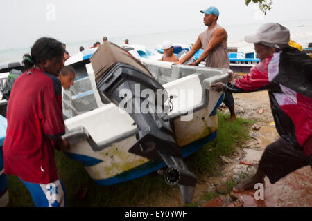 Lokale Fischer Boote aus dem Wasser ziehen, denn Hurrikan Ida to Big Corn Island, Nicaragua Coming Stockfoto