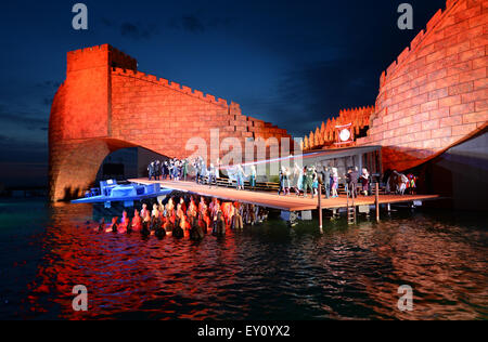 Bregenz, Österreich. 17. Juli 2015. Sänger und Extras vor dem Hintergrund einer Illuimated roten Mauer von China in einer Presse-Vorführung der Oper "Turandot" auf auf der Seebühne in Bregenz, Österreich, 17. Juli 2015. Die Premiere der Oper von Puccini wird am 22. Juli 2015. Foto: Felix Kaestle/Dpa/Alamy Live News Stockfoto