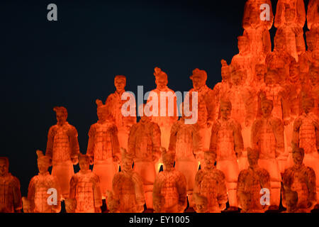 Bregenz, Österreich. 17. Juli 2015. 205 chinesischen Soldaten Figuren der chinesischen Terrakotta-Armee in der Presse zeigen der Oper "Turandot" auf auf der Seebühne in Bregenz, Österreich, 17. Juli 2015. Die Premiere der Oper von Puccini wird am 22. Juli 2015. Foto: Felix Kaestle/Dpa/Alamy Live News Stockfoto