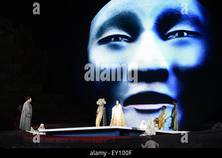 Bregenz, Österreich. 17. Juli 2015. Die russische Sopranistin Mlada Khudoley spielen die chinesische Prinzessin, die Turandot in der Presse-Show der Oper "Turandot" auf auf der Seebühne in Bregenz, Österreich, 17. Juli 2015 singt. Die Premiere der Oper von Puccini wird am 22. Juli 2015. Foto: Felix Kaestle/Dpa/Alamy Live News Stockfoto