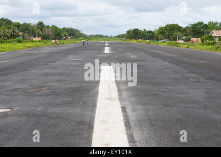 Menschen, die Überquerung der Big Corn Island International Airport Start-und Landebahn, Nicaragua Stockfoto