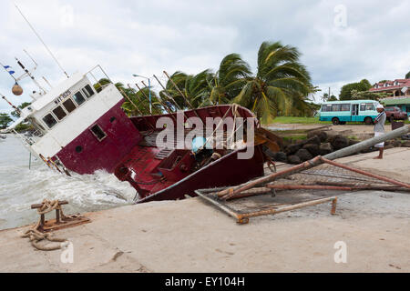 Lokale mit Blick auf Schiffbruch verursacht durch den Hurrikan Ida Big Corn Island Harbor, Nicaragua Stockfoto