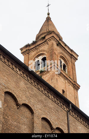 Mittelalterliche Backstein Glockenturm. Stockfoto