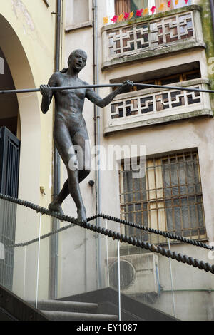 Bronze-Skulptur des weiblichen Akrobaten auf Treppen. Stockfoto