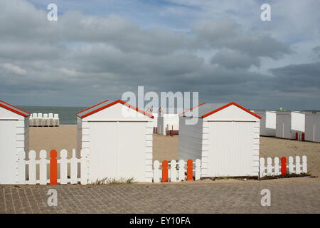 Orange-weiße Strandhütten, Knokke-Hheist, Belgien. Stockfoto