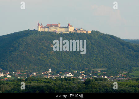 Ein Blick auf das Benediktinerkloster Stift Göttweig imposant majestätisch Über das Donautal und die Stadt Furth In Niederösterreich Stockfoto