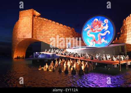 Bregenz, Österreich. 17. Juli 2015. Sänger und Extras vor dem Hintergrund einer Illuimated roten Mauer von China in einer Presse-Vorführung der Oper "Turandot" auf auf der Seebühne in Bregenz, Österreich, 17. Juli 2015. Die Premiere der Oper von Puccini wird am 22. Juli 2015. Foto: Felix Kaestle/Dpa/Alamy Live News Stockfoto