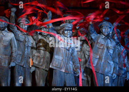 Bregenz, Österreich. 17. Juli 2015. Extras durchführen als die "Chinesen" während einer Foto-Probe der Oper "Turandot" die Seebühne in Bregenz, Österreich, 17. Juli 2015. Puccinis Oper "Turandot" bei den Bregenzer Festspielen am 22. Juli 2015 premiere. Foto: Felix Kaestle/Dpa/Alamy Live News Stockfoto