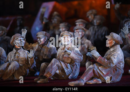 Bregenz, Österreich. 17. Juli 2015. Extras durchführen als die "Chinesen" während einer Foto-Probe der Oper "Turandot" die Seebühne in Bregenz, Österreich, 17. Juli 2015. Puccinis Oper "Turandot" bei den Bregenzer Festspielen am 22. Juli 2015 premiere. Foto: Felix Kaestle/Dpa/Alamy Live News Stockfoto