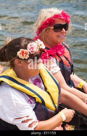 Poole, Dorset, Großbritannien. Juli 2015. Das Poole Dragon Boat Race, das Poole Dragon Boat Racing, auf dem Bootsee im Poole Park, veranstaltet von Diversity Skills Plus & Poole Hospital Charity. Quelle: Carolyn Jenkins/Alamy Live News Stockfoto