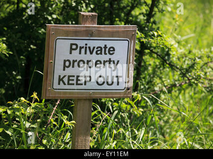 "Privates Eigentum fernzuhalten" auf einem Schild. Stockfoto