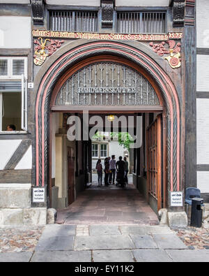 Braunschweig, Braunschweig - Gildehaus Gilde Hauseingang - halbe Fachwerkhaus Holzgebäude mit Holzschnitzereien Stockfoto