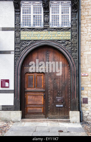 Braunschweig, Braunschweig - Gildehaus Gilde Hauseingang - halbe Fachwerkhaus Holzgebäude mit Holzschnitzereien Stockfoto