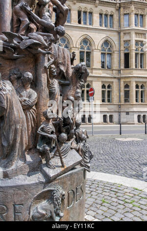 Braunschweig, Braunschweig, Deutschland. Detail der Skulptur Bronze 9 Meter Spalte feiert 2000 Jahre Christentum Stockfoto