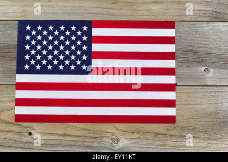 Vereinigte Staaten von Amerika Flagge auf rustikalen Zedernholz. Stockfoto