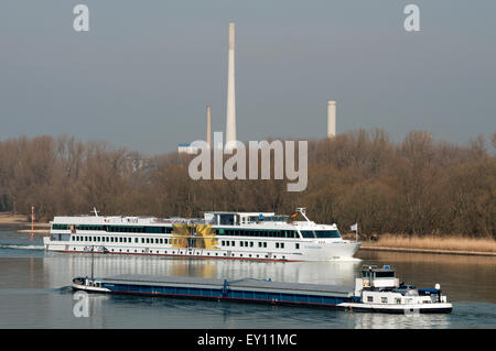 Cargo Schiff und Kreuzfahrtschiff vorbei am Rhein, Köln, Deutschland. Stockfoto