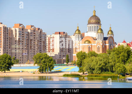 Kiew - Ukraine, Juli 16, 2014: Die moderne Kathedrale der Fürsprache der Muttergottes, mit goldenen Kuppeln, in Obolon Halbin Stockfoto