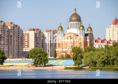 Kiew - Ukraine, Juli 16, 2014: Die moderne Kathedrale der Fürsprache der Muttergottes, mit goldenen Kuppeln, in Obolon Halbin Stockfoto