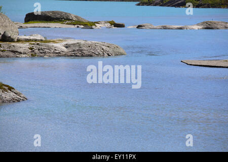 Steinen in reinem Blau Gletscherfluss in Norwegen Stockfoto