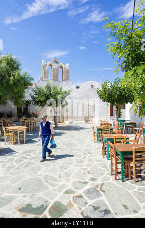 Alten Mann zu Fuß über den Piatsa Platz in der Chora auf Folegandros Insel, Kykladen, Griechenland Stockfoto