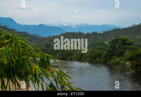 Blick auf die schneebedeckten Berge der Sierra Nevada de Santa Marta Karibik auf Palomino Fluss in Kolumbien, Südamerika. Stockfoto