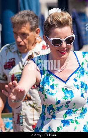 Poole Oldtimer Veranstaltung, Poole, Dorset, UK. 19. Juli 2015. Die Lindy Hop-Tanzgruppe unterhalten die Massen mit ihrem Tanz bei Poole die ersten Oldtimer Veranstaltung am Kai. Bildnachweis: Carolyn Jenkins/Alamy Live-Nachrichten Stockfoto