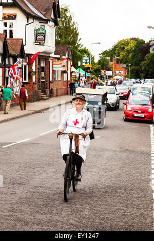 Woodhall Spa, Lincolnshire, UK. 19. Juli 2015. Wochenende in Woodhall Spa Lincolnshire UK England 1940 am 19.07.2015 einheitliche Personen und Fahrzeuge von der WW1 1. Weltkrieg Ära Veteranen in traditioneller Kleidung, Uniformen und Kleidung. Große Oldtimer Veranstaltung wie das sonnige Wetter zieht die Massen um an einem Tag Vintage Musik schwelgen tanzen, Mode, Erinnerungsstücke, Unterhaltung und klassische Autos zu einem Thema der 1940er Jahre. Genießen sie Livemusik Oldtimer, Oldtimer & Militärfahrzeuge, tanzen zeigt & Reenactments Credit: Tommy (Louth) / Alamy Live News Stockfoto