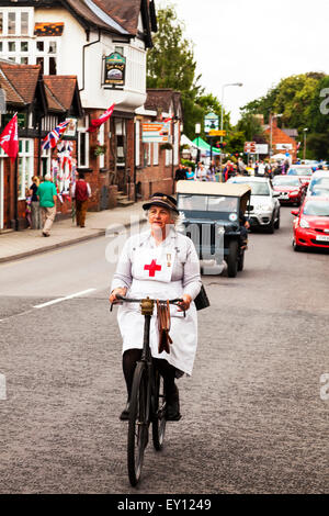 Woodhall Spa, Lincolnshire, UK. 19. Juli 2015. Wochenende in Woodhall Spa Lincolnshire UK England 1940 am 19.07.2015 einheitliche Personen und Fahrzeuge von der WW1 1. Weltkrieg Ära Veteranen in traditioneller Kleidung, Uniformen und Kleidung. Große Oldtimer Veranstaltung wie das sonnige Wetter zieht die Massen um an einem Tag Vintage Musik schwelgen tanzen, Mode, Erinnerungsstücke, Unterhaltung und klassische Autos zu einem Thema der 1940er Jahre. Genießen sie Livemusik Oldtimer, Oldtimer & Militärfahrzeuge, tanzen zeigt & Reenactments Credit: Tommy (Louth) / Alamy Live News Stockfoto