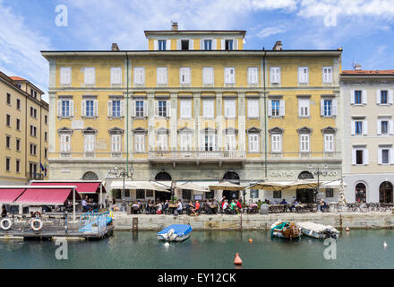 Cafe entlang des Canal Grande, Triest, Italien Stockfoto