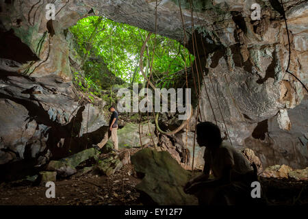 Kalkstein-Höhle Kammer und Karst Fenster. Stockfoto