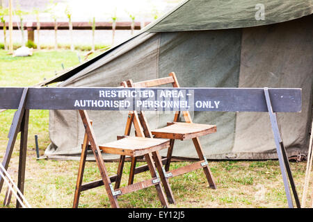 Armee Sperrgebiet Schild autorisiertes Personal nur camp Blockade Warnung kein Eintrag Stockfoto