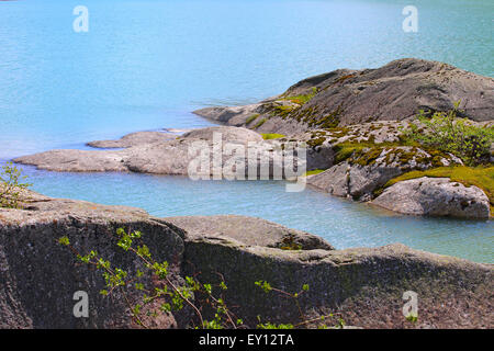 Steinen in reinem Blau Gletscherfluss in Norwegen Stockfoto