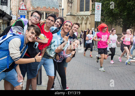 Cambridge, UK. 19. Juli 2015. Wettlauf um Leben 5k und 10 k-Charity-Lauf für Cancer Research UK, ausgehend von Parkers Piece, Parkterrasse, Cambridge, Cambridgeshire, CB1 1EH). Credit: Jason Marsh/Alamy Live News Stockfoto