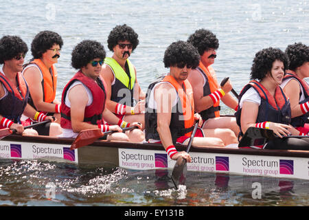 Poole, Dorset, Großbritannien. Juli 2015. Das Poole Dragon Boat Race, das Poole Dragon Boat Racing, auf dem Bootsee im Poole Park, veranstaltet von Diversity Skills Plus & Poole Hospital Charity. Quelle: Carolyn Jenkins/Alamy Live News Stockfoto