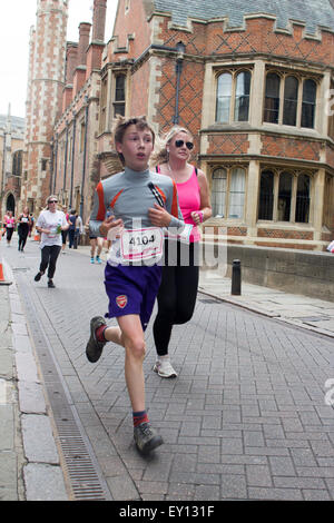 Cambridge, UK. 19. Juli 2015. Wettlauf um Leben 5k und 10 k-Charity-Lauf für Cancer Research UK, ausgehend von Parkers Piece, Parkterrasse, Cambridge, Cambridgeshire, CB1 1EH). Credit: Jason Marsh/Alamy Live News Stockfoto