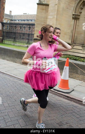 Cambridge, UK. 19. Juli 2015. Wettlauf um Leben 5k und 10 k-Charity-Lauf für Cancer Research UK, ausgehend von Parkers Piece, Parkterrasse, Cambridge, Cambridgeshire, CB1 1EH). Credit: Jason Marsh/Alamy Live News Stockfoto